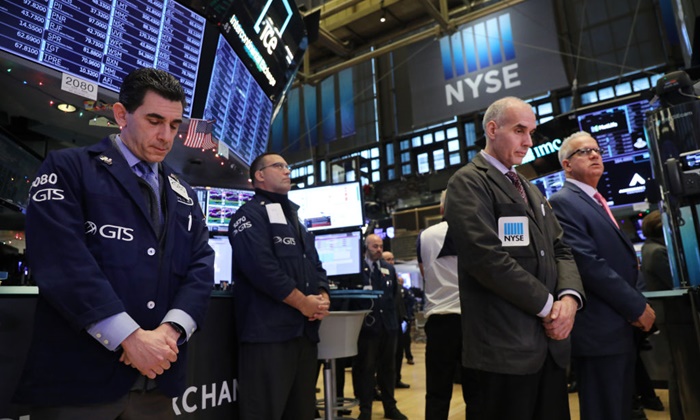 Corretores fazem uma pausa para um momento de silêncio no pregão da Bolsa de Nova York (NYSE) em memória do ex-presidente George H.W. Bush em N.Y. em 3 de dezembro de 2018 (Spencer Platt / Getty Images)