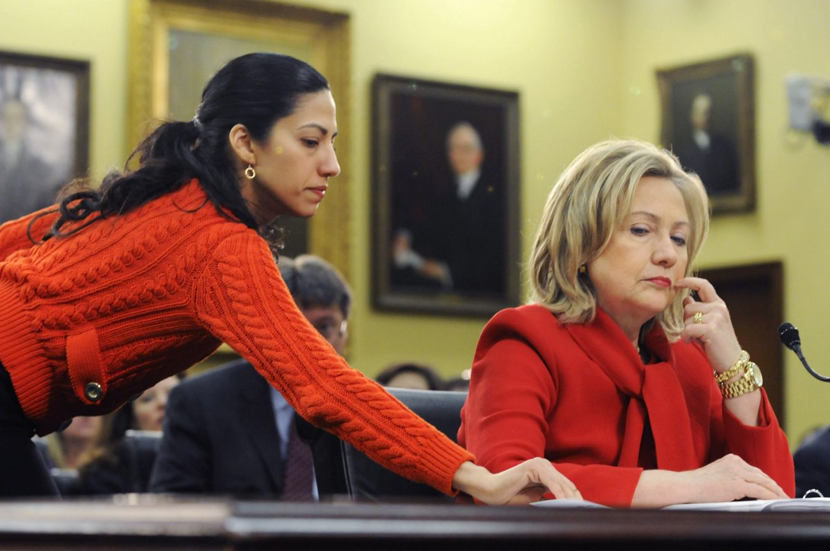 Huma abedin hands hillary clinton a note