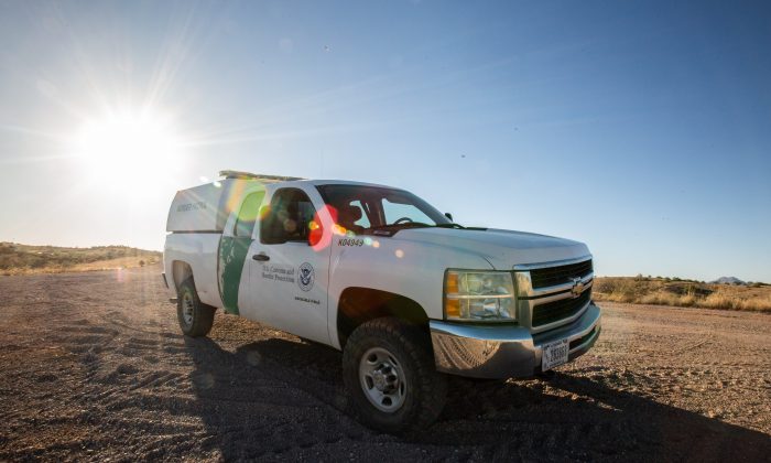 A Border Patrol agent guards the area near the U.S.–Mexico border west of Nogales, Ariz., on May 23, 2018. (Samira Bouaou/The Epoch Times)