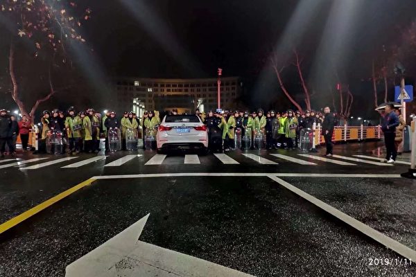 La polizia chiude l'area intorno al palazzo del governo della contea di Jinhu l'11 gennaio 2019. PiÃ¹ di 20.000 bambini sono stati vaccinati con vaccini scaduti nella contea della provincia di Jiansu, in Cina.  (Fornito)