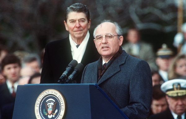 Tá»•ng thá»‘ng Hoa Ká»³ Ronald Reagan (L) vá»›i nhÃ  lÃ£nh Ä‘áº¡o LiÃªn XÃ´ Mikhail Gorbachev 