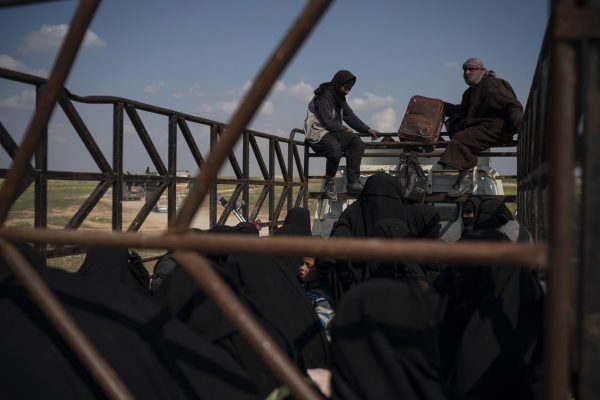 [Image: civilians-leave-syria-600x400.jpg]
