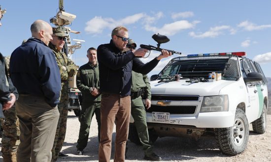 Ενόπλων δυνάμεων των Μεξικανών στρατευμάτων Αμερικανοί στρατιώτες στην αμερικανική πλευρά των συνόρων
