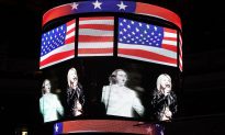Άγαλμα του «Θεού ευλογεί την Αμερική» Τραγουδίστρια Κέιτ Σμιθ που καλύπτεται στη Φιλαδέλφεια καθώς οι ομάδες σταματούν να παίζουν τραγούδι