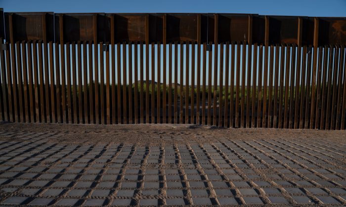 Recently-installed bollard style fencing on the US-Mexico border near Santa Teresa, N.M., on April 30, 2019. (PAUL RATJE/AFP/Getty Images)