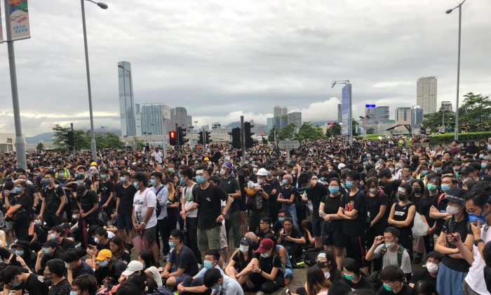 Protesters at Lung Wo Road, which is next to the Office of the Chief Executive, in Hong Kong on June 17, 2019. (Hu Zhong-han/The Epoch Times)