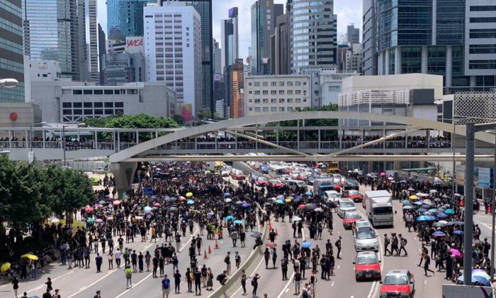 Protesters walk on Harcourt Road in Admiralty on June 21, 2019. (Li Yi/The Epoch Times)