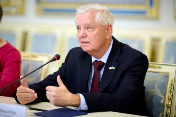 Mourners Gather for Funeral of Lindsey Graham; Zelenskyy Arrives in Washington Ahead of Trump Talks | NTD Good Morning (July 28)