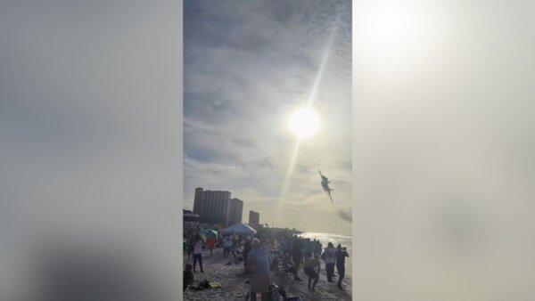 Blue Angels Ultra-Low-Pass Buzzes Crowd