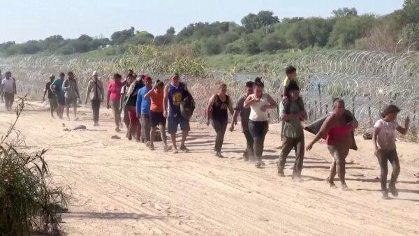 Large Groups of Illegal Immigrants Cross Rio Grande in Texas