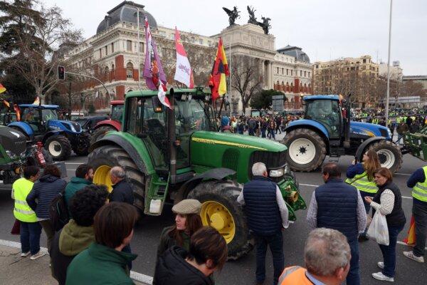 Video: Farmers’ Tractor Convoy Converges on Spain’s Ministry of Agriculture in Madrid