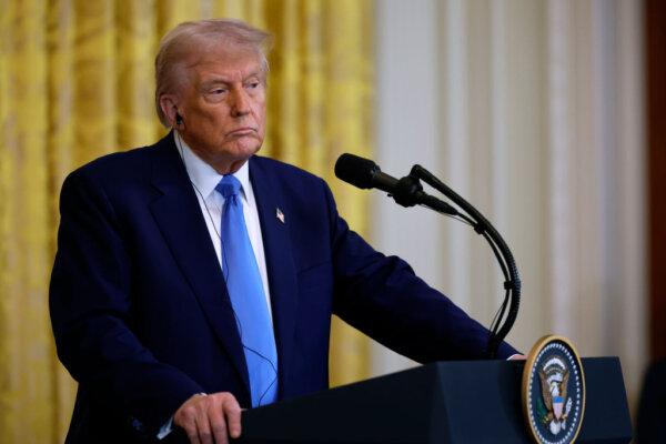 Trump Stands Firm on Canada, Mexico Tariffs; Trump and Macron Meet to Discuss Peace in Ukraine | NTD Good Morning (Feb. 25)