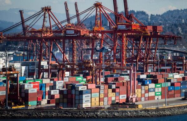 Chinese Exporters Undervaluing Cargo to Evade U.S. Tariffs | Business Matters (May 6)