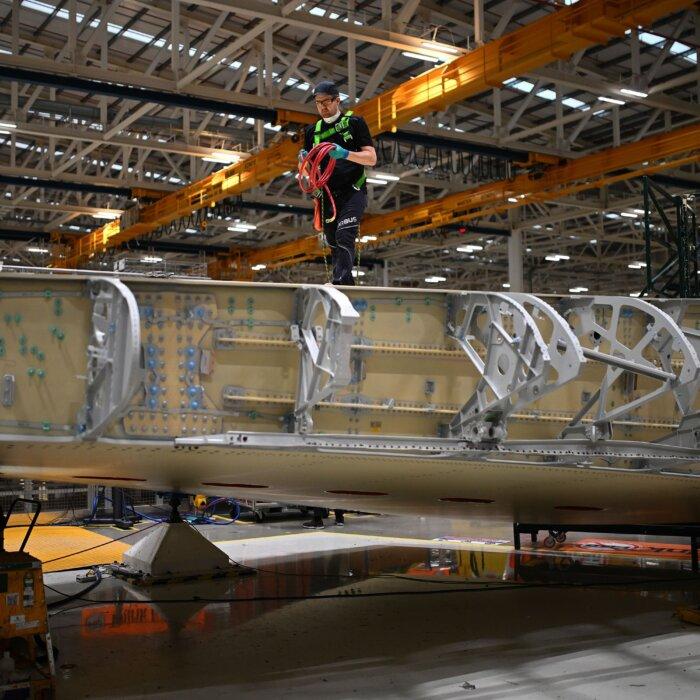 UK Manufacturing Growth Accelerates as Exports Rise for First Time in Four Years