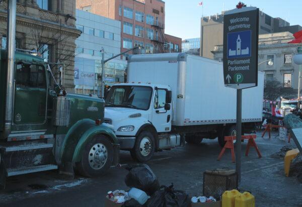 Protest trucks have been parked in central Ottawa streets for more than two weeks by Feb. 14, 2022. (Richard Moore/The Epoch Times)
