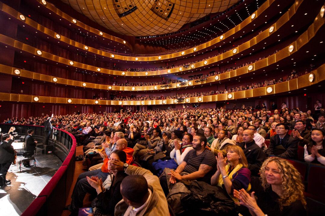 Mainland Chinese Enjoy ‘True Culture’ in Shen Yun