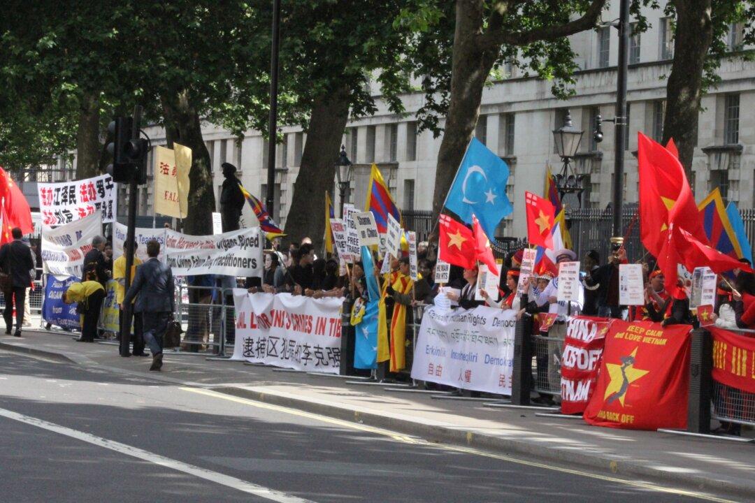 Diverse Demonstrators Greet Li Keqiang as he Visits London
