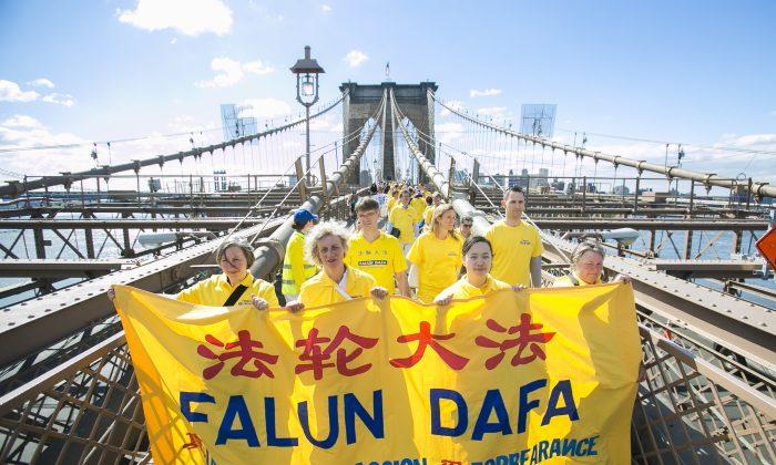 From Europe to Brooklyn: Hundreds Stream Across Brooklyn Bridge for Human Rights in China
