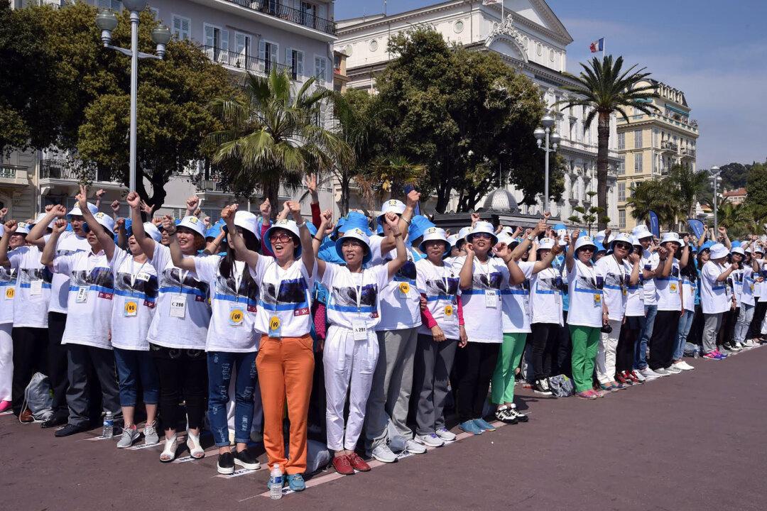 Chinese Direct Marketing Firms Are Sending Tens of Thousands of Tourists Abroad, Dressed Identically