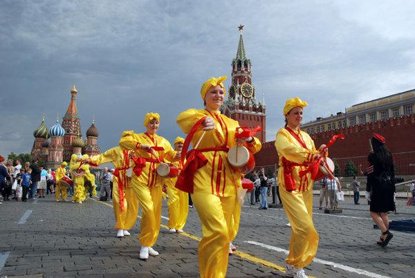 Falun Gong practitioners perform in a parade around Red Square, just outside the Kremlin in Moscow, on May 24, 2012. (The Epoch Times)