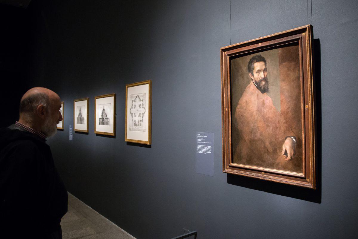 A man views Daniele da Volterra’s "Portrait of Michelangelo Buonarroti," at the at The Metropolitan Museum of Art in New York on Nov. 6, 2017. (Benjamin Chasteen/The Epoch Times)