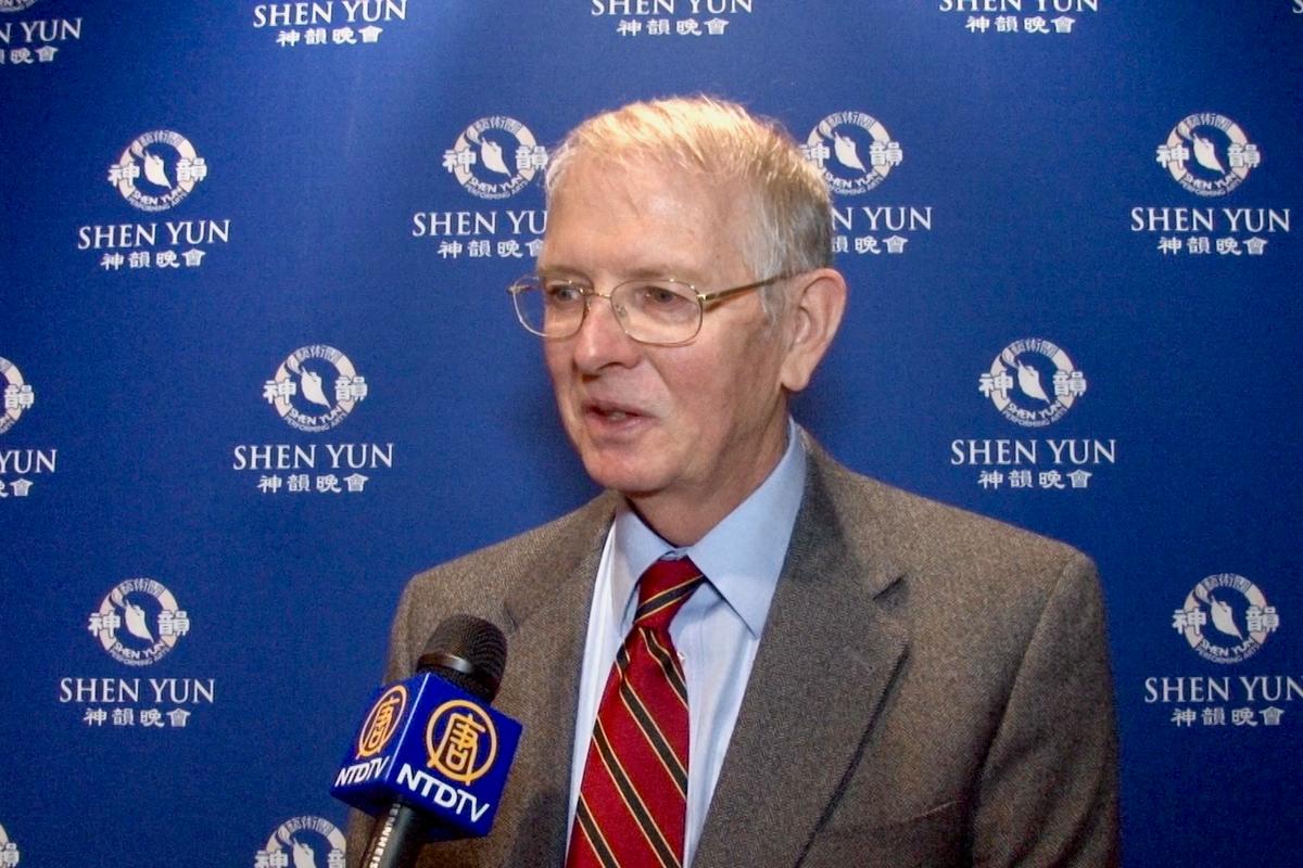 Company President Enjoys Erhu Performance at Shen Yun