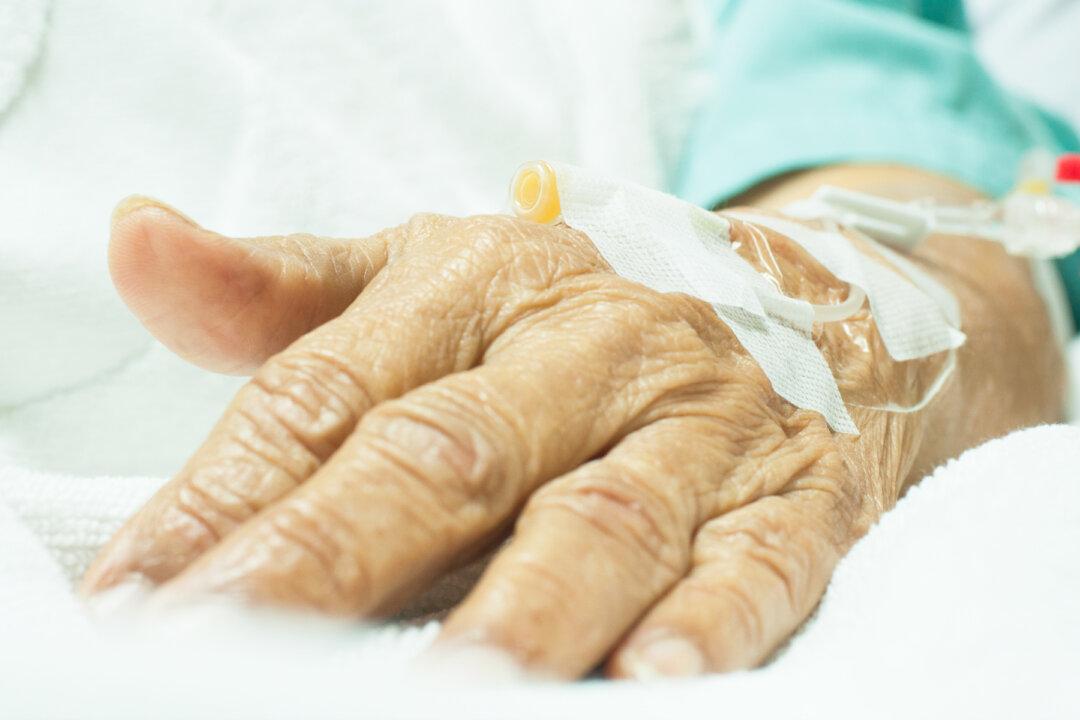 Kids Banned From Hospital Hold Special Sign Outside Window for Grandma Battling Cancer