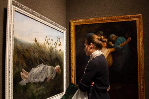 Visitors at the finalist exhibition of the 5th NTD International Figure Painting Competition at the Salmagundi Club in New York on Nov. 26, 2019. (Chung I Ho/The Epoch Times)