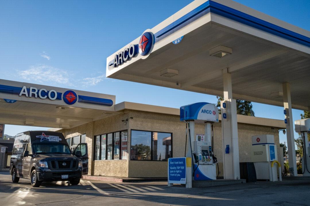 Southern California Gas Station Ransacked by Large Mob, None Arrested