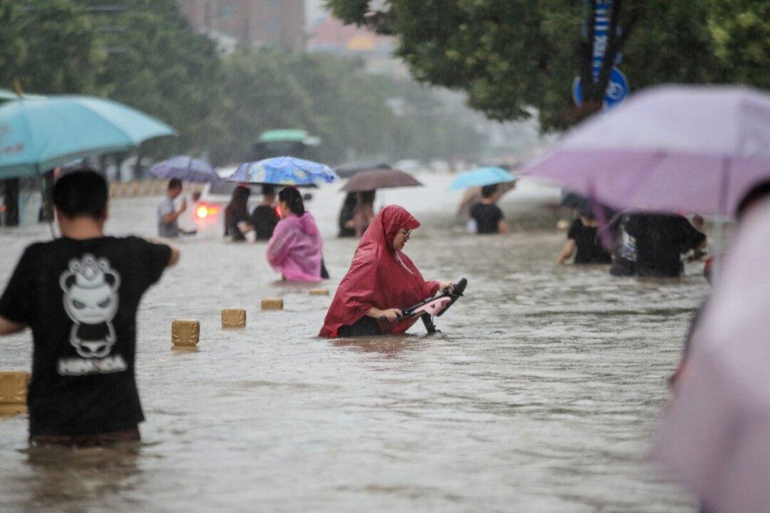 Deadly Flood Inundates Zhengzhou City, Trapping People Underground in Subway and on Trains