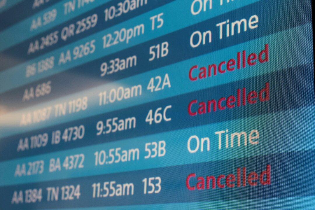 Pilot and Crew Stress Over Vaccine Mandates Real Reason for Flight Cancelations, Group Says