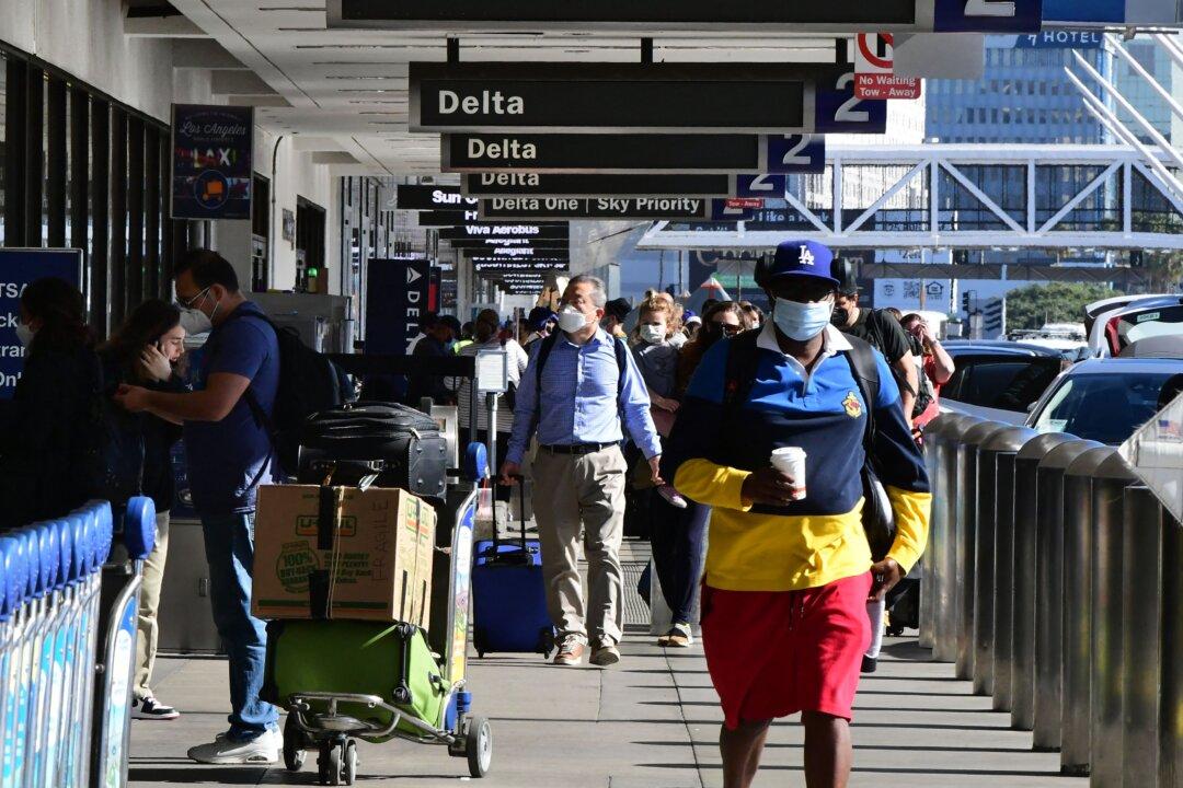 Airports Crowded as Americans Travel for Holiday