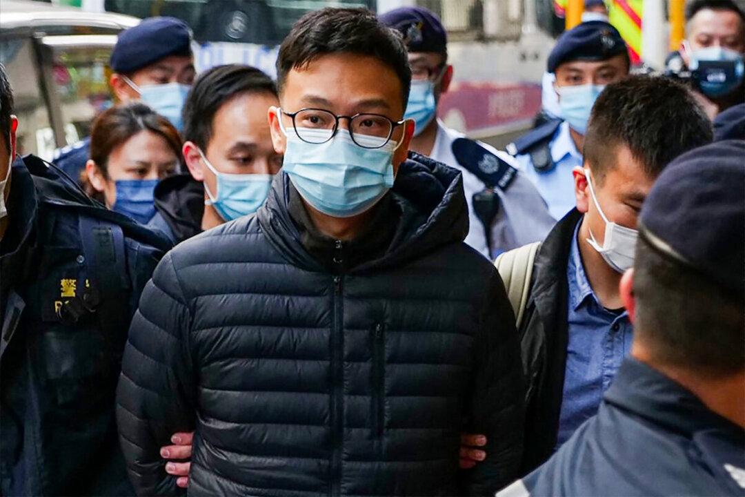 Over 200 Hong Kong Police Raid Local News Room, Arrest 6, Including Singer Denise Ho