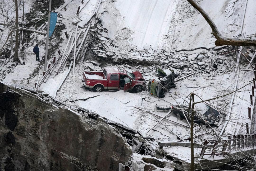 Human Chain Formed to Help After Pittsburgh Bridge Collapse; No Deaths Reported