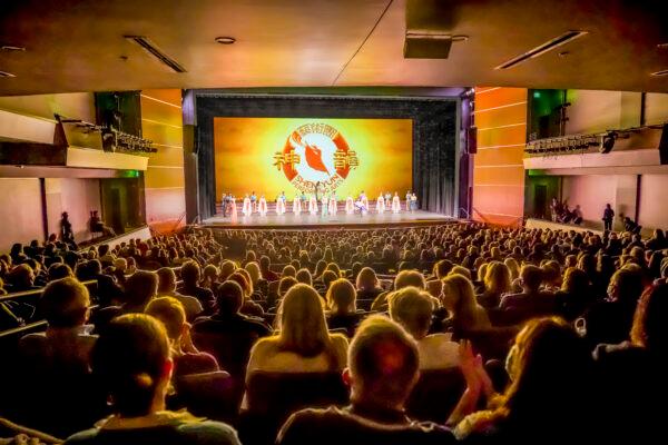 Shen Yun Performing Arts International Company's curtain call at ETSU Martin Center for the Arts, Johnson City, Tenn., on Feb. 1, 2022. (NTD)