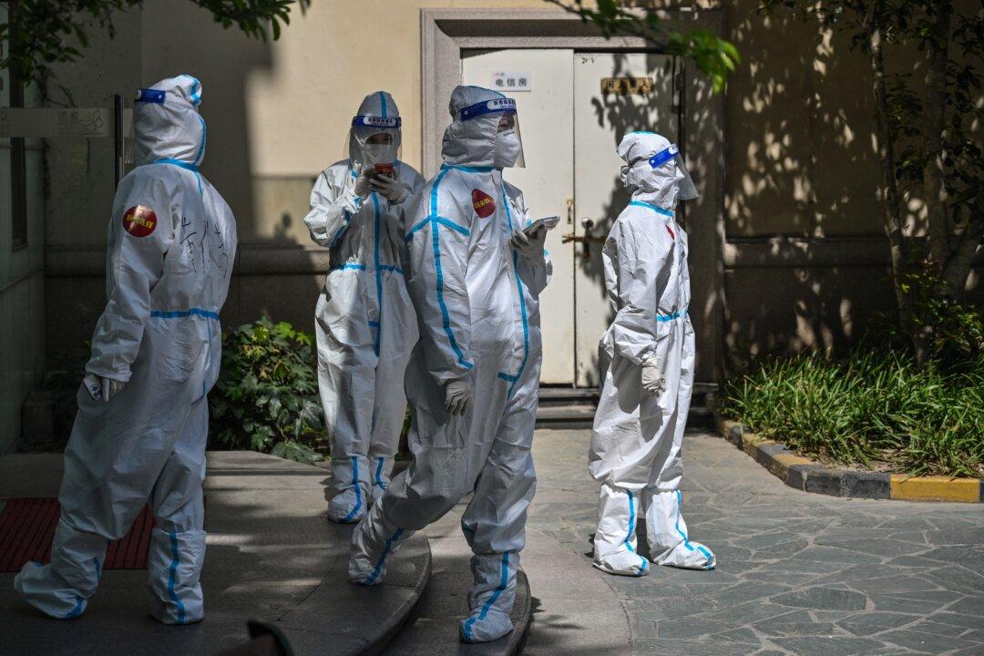 Shanghai Resident Films Bodies Being Taken From Aged Care Facility Amid Mounting Reports of COVID-19 Deaths