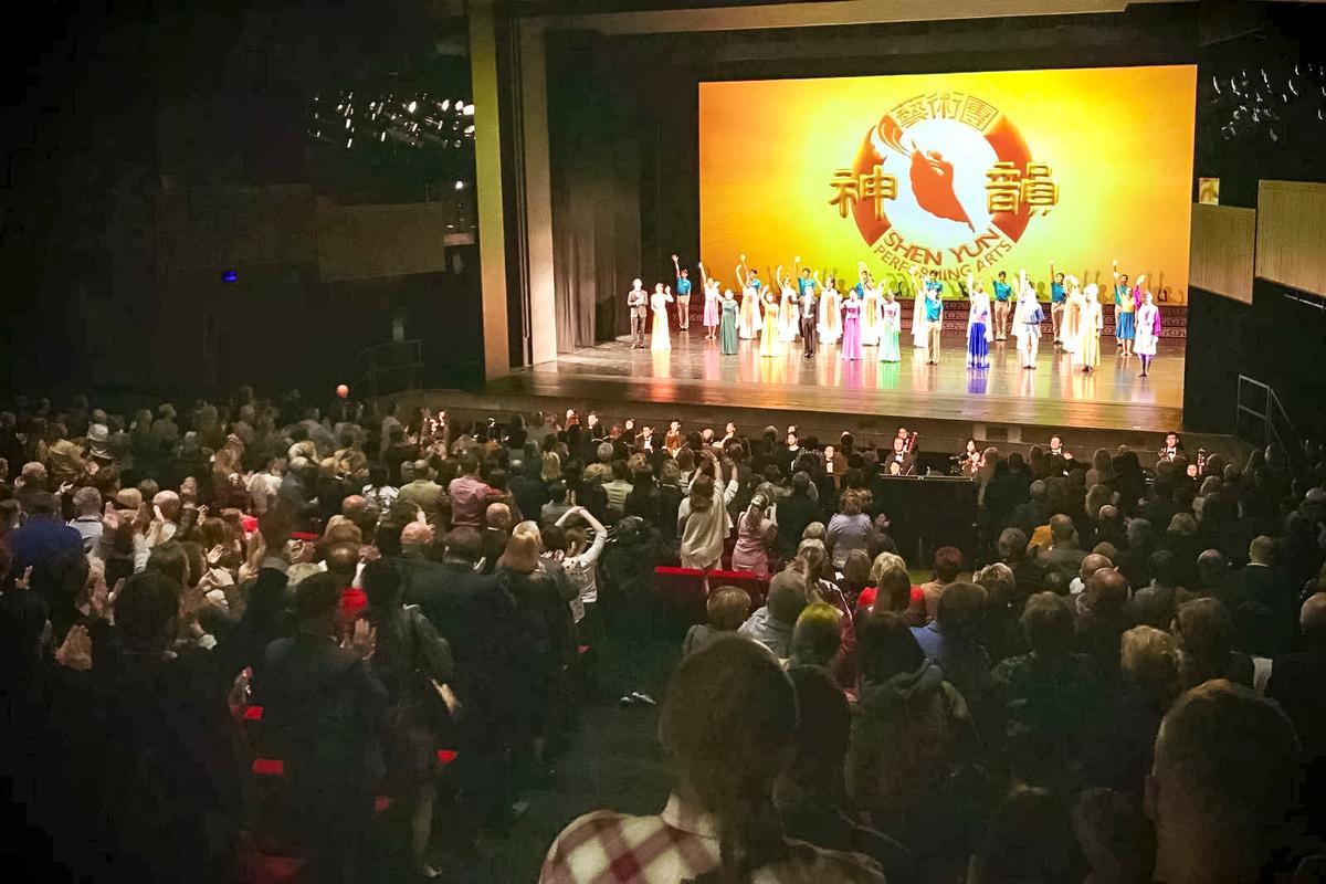 Polish Audience Gives Shen Yun a Standing Ovation in Lublin
