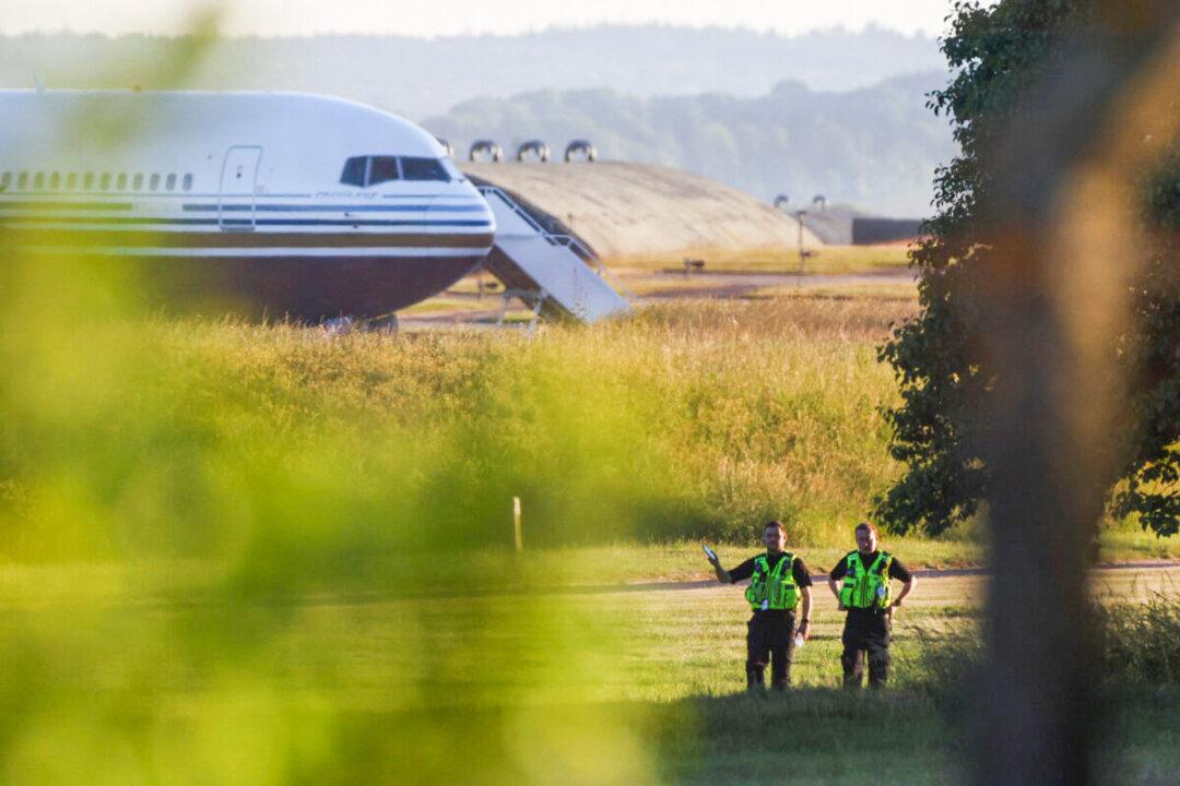 UK Sends Failed Asylum Seeker to Rwanda in 1st Ever Removal