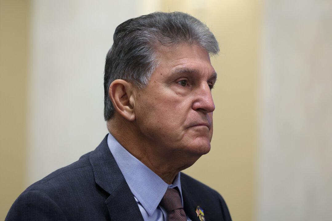 ‘We’ve Got to Close the Border Down’: Sen. Manchin Blasts Democrats Who Downplay Migrant Crisis, Terror Threat