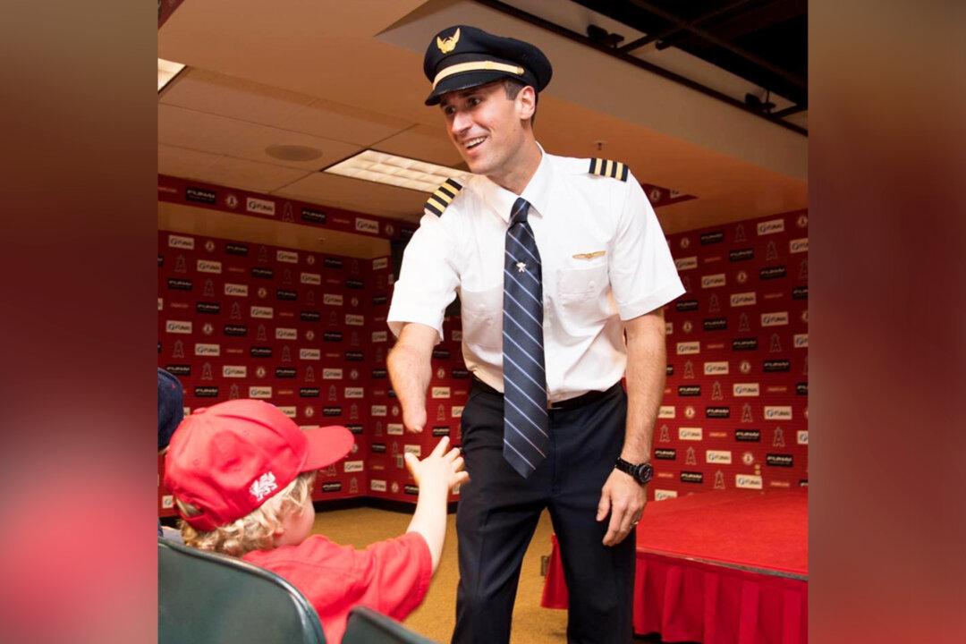 Man Born Without a Hand Becomes Pilot, Writes Children’s Book, Is ‘Forever Grateful’ to Parents