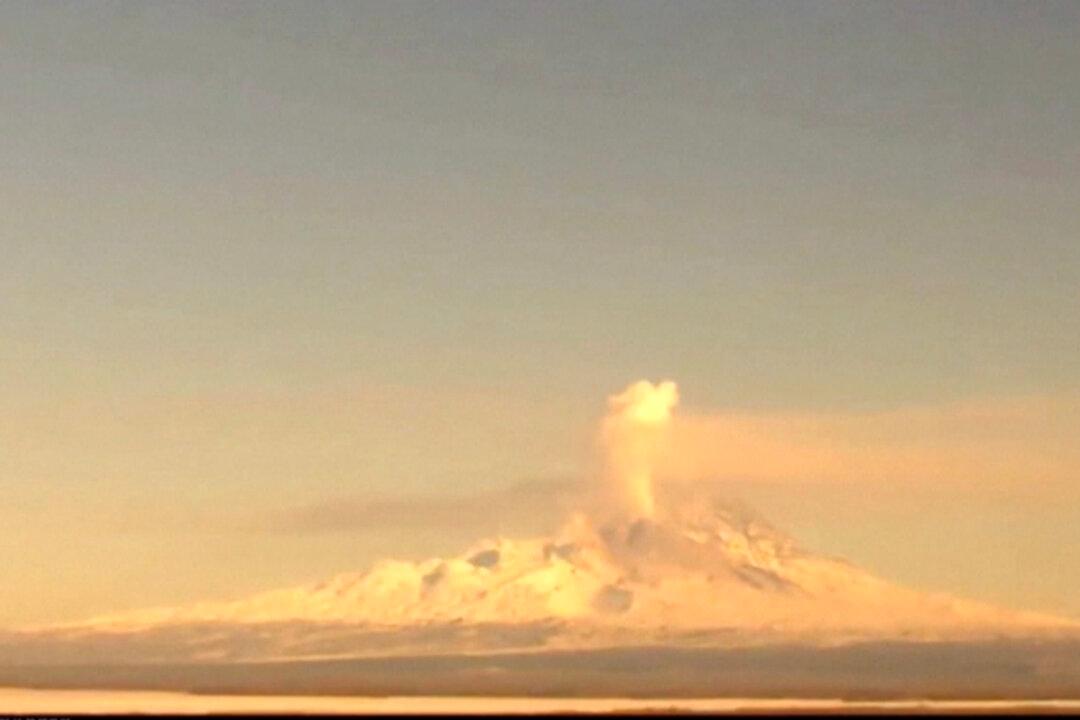 2 Volcanoes Rumble Into Action in Russia’s Far East