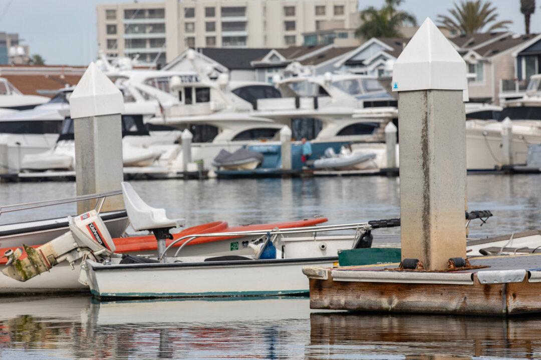 Nearly 2 Dozen Suspected Migrants Dock Boat in Newport Beach Before Disappearing