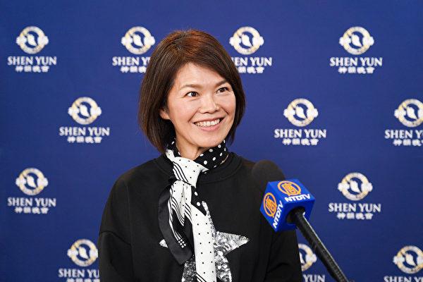 Ms. Kobayashi Junko, a dance instructor, attends Shen Yun Performing Arts at the Kamakura Performing Art Center in Kamakura, Japan, on Jan. 15, 2023. (Annie Gong/The Epoch Times)