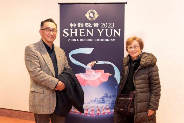 Mr. Kaneko Kentaro, the president of Kaneko Boxing Gym, attends Shen Yun Performing Arts at the Kawaguchi Comprehensive Cultural Center Lilia with his mother in Kawaguchi, Japan, on Jan. 17, 2023. (Fujino Takeshi/The Epoch Times)