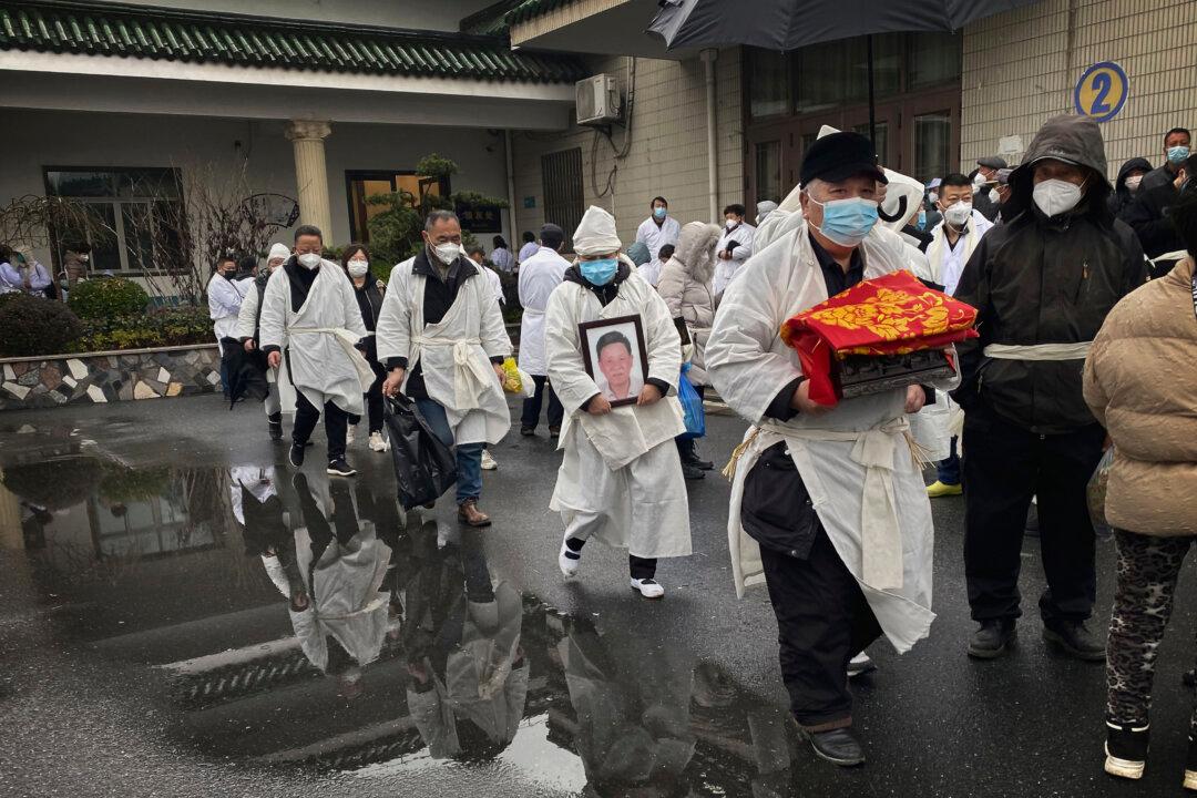 Chinese Escapees Describe Massive Pandemic-Related Deaths in China as ‘Unprecedented’