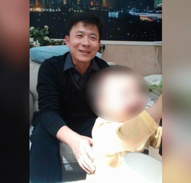 Zeng Hao and his son. (Courtesy of Minghui.org)