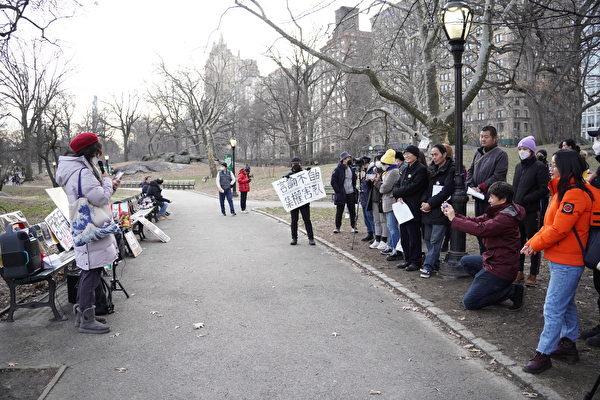 Su Biwen (R, wearing orange jacket) participates in an event to commemorate Dr. Li Wenliang in Central Park, Manhattan, on Feb. 5, 2023. (Lin Yijun/The Epoch Times)