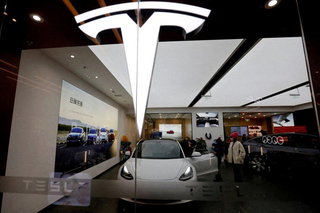 Musk Says Tesla Will Put Sales Growth Ahead of Profit