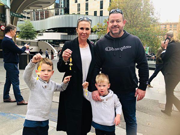 Jennifer Ryne, who witnessed a Falun Gong parade for the first time, said she hoped that more Chinese people would quit the Chinese Communist Party.(Wen Qingyang/The Epoch Times)