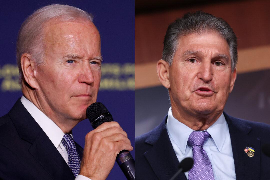 Manchin Says Biden ‘Hypocritical’ on Debt-Limit Demands